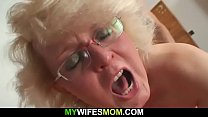 Развратная шлюха-домохозяйка в белой блузке целуется с хахалем и занимается с ним трахом